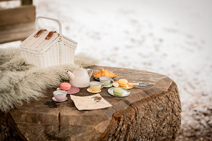 Jabadabado Picnic Basket with tin tea set